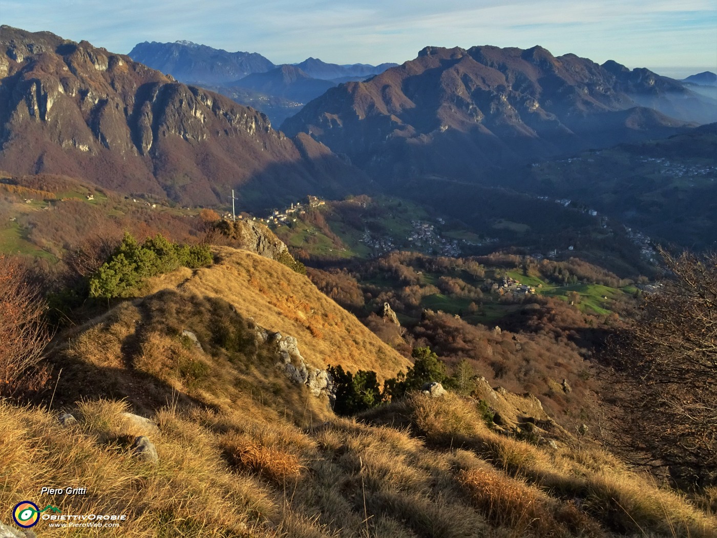 65 Dalla cima scendo la dorsale di cresta con splendido panorama.JPG